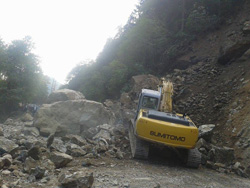 Rize'de Heyelan Yol Kapattı