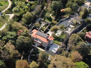 İ̇bb Başkanı İ̇mamoğlu, Şehitlik Arazisi Üzerine Yapılan Saray Gibi Lojmana Yerleşti