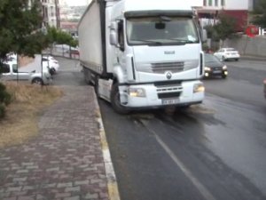Beylikdüzü’nde Sürücülerin Yola Dökülen Mazot İle İmtihanı