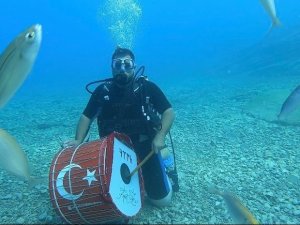 Bu Da Çılgın Davulcu: Havada, Karada Ve Denizin Altında Davul Çaldı