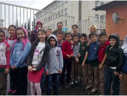 Öğretmen Yolu Gözlüyorlar