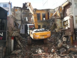 Gölcük Depreminde Ağır Hasar Gören Bina 22 Yıl Sonra Yıkıldı