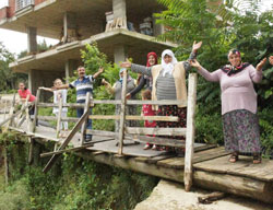 Rize’de Mahalle Yolunda Kütüklü Çile