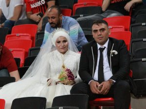 Gaziantep Fk-antalyaspor Maçında Gelin-damat Sürprizi