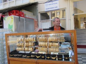 Simit Satar Gibi Altın Bilezik Satıyor...40 Yıllık Seyyar Kuyumcu Görenleri Şaşırtıyor