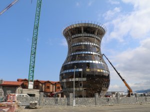 Dünyanın En Büyük Çay Bardağının Camları Takılmaya Başladı