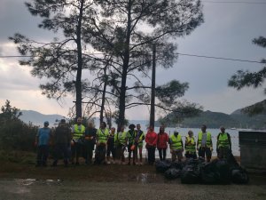 Marmarisli Gönüllüler 15 Eylül Dünya Çevre Ve Temizlik Günü’nde Çöp Topladı