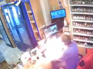 Çakmak Gazı Elinde Alev Aldı, Neye Uğradığını Şaşırdı