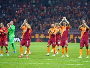 Galatasaraylı Futbolcular Galibiyeti Taraftarlarla Kutladılar