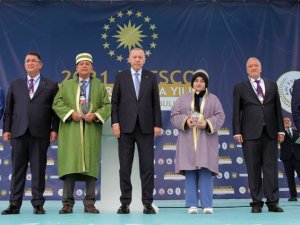 Türkiye’de 2021 Yılının Çırağı Seçilen Trabzonlu Yaprak Ödülünü Erdoğan’ın Elinden Aldı