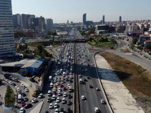 İ̇stanbul’da Hafta Sonu Öncesi Trafik Yoğunluğu Havadan Görüntülendi