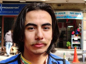 Gören İnanamıyor, Sadece Bıyıkları Sarı