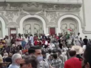 Tunus’ta Cumhurbaşkanı Said’in 25 Temmuz Kararlarına Karşı İlk Büyük Protesto