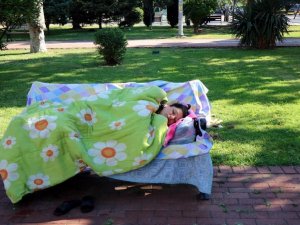 3 Aydır Parkta Yaşayan Kadına Devlet Sahip Çıktı