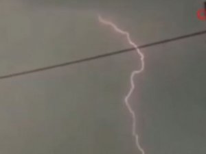 Başakşehir’de Çakan Şimşekler Geceyi Aydınlattı