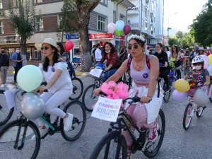 Süslü Kadınlar Bisiklet Turu’nda Renkli Görüntüler