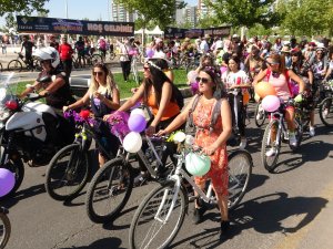 Diyarbakır’ın Süslü Kadınları Pedal Çevirdi