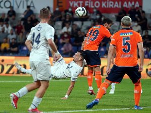 Süper Lig: Medipol Başakşehir: 1 - Fenerbahçe: 0 (İ̇lk Yarı)