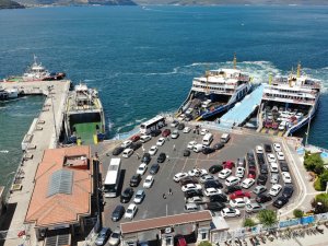 Bozcaada’da Tatilcilere Feribot İşkencesi, 6 Saat Beklediler