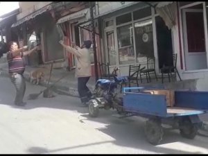 Hem Sokakları Süpürüyor Hem De Göbek Atıyor