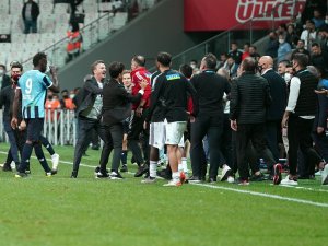 Maç Bitti Saha Kenarı Karıştı!