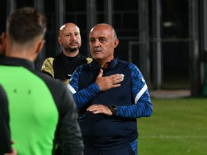 Bursaspor’un Yeni Teknik Direktörü Özcan Bizati İlk İdmanına Çıktı