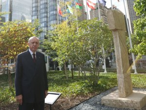 "Göbeklitepe’deki Dikilitaşların Bir Sureti New York’taki Bm Binasının Bahçesinde Sergilenmeye Başladı"