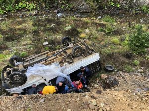 Yağmur Nedeniyle Kayganlaşan Yolda Kontrolden Çıkıp Dereye Yuvarlandı: 2 Yaralı