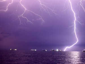 İ̇skenderun’da Şimşekler Görsel Şölen Oluşturdu