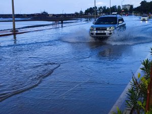 Hatay’da Yollar Sular Altında Kaldı, Evleri Su Bastı