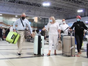 4 Ay Sonra Antalya’ya İlk İ̇ngiliz Turist Kafilesi Geldi