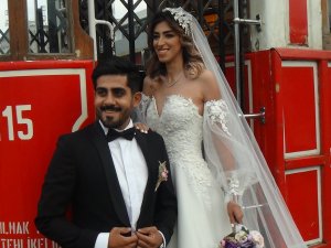 İ̇ranlı Çift Taksim’de İlgi Odağı Oldu
