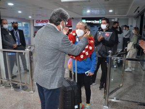 Avrupa Şampiyonu Olan Aktaş Çiçeklerle Karşılandı