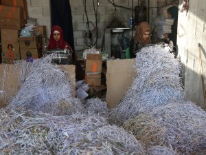 Evlerinden Edilen Suriyeli Kadınlar, “İlkel” Karton Geri Dönüşüm Fabrikasında Çalışıyor