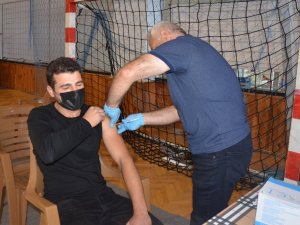 Liseliler Okulda Aşı Oldu