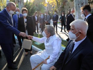 Cumhurbaşkanı Erdoğan, Darülaceze Sakinlerine Radyo Hediye Etti