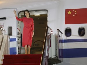 Kanada’nın Serbest Bıraktığı Huawei Mali İ̇şler Direktörü Meng, Çin’e Geri Döndü
