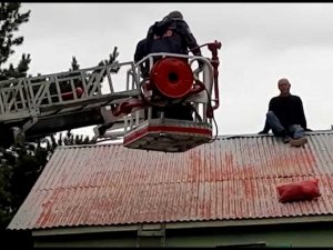 Tamir Etmek İçin Çıktığı Çatıda Mahsur Kaldı