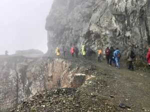 Gümüşhaneli Dağcılar Dünyanın En Tehlikeli Yolunda Yürüdü