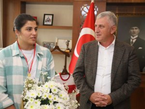 Busenaz Sürmeneli: "Sizi Ağlatmaya Devam Edeceğim"