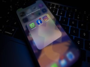 Facebook, Whatsapp ve Instagram'a erişim sorununun, şirketin yaptığı değişiklikten kaynaklandığı iddia edildi