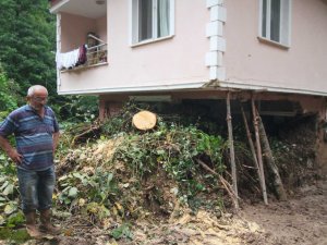 Heyelan Nedeniyle Evinin Salonu Toprakla Doldu