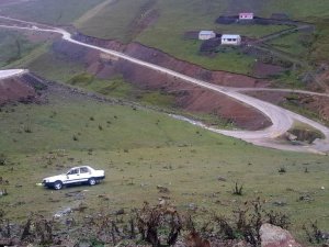 Otomobil Dereye Yuvarlandı: 1 Ölü, 1 Yaralı