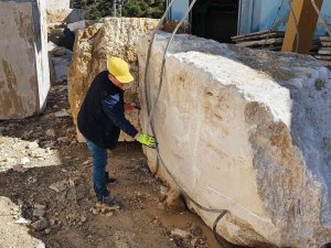 Memurluğu Bırakıp Mermer Fabrikasının Başına Geçti