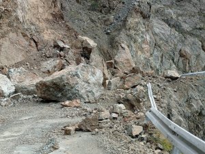 Artvin’de Heyelan Nedeniyle Bir Köy Yolu Ulaşıma Kapandı