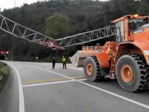 Tır’ın Dorsesi Tabelaya Takıldı