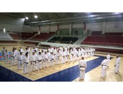 Karate Antrenör Ve Hakemleri Yalova’da Buluştu