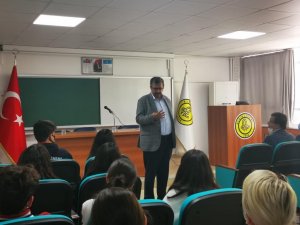Tarihçi Yazar Hayati İ̇nanç Mezun Olduğu Aydın Lisesi’ndeki ’Kariyer Günleri’ne Konuk Oldu