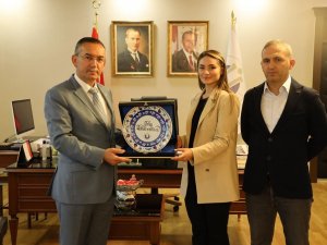 Rektör Akdoğan, Dünya Şampiyonu Olan Takımın Oyuncusunu Tebrik Etti