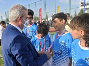 Uyafa Seçmelerinde Dereceye Giren Sporculara Vali Karaloğlu Kupalarını Verdi
